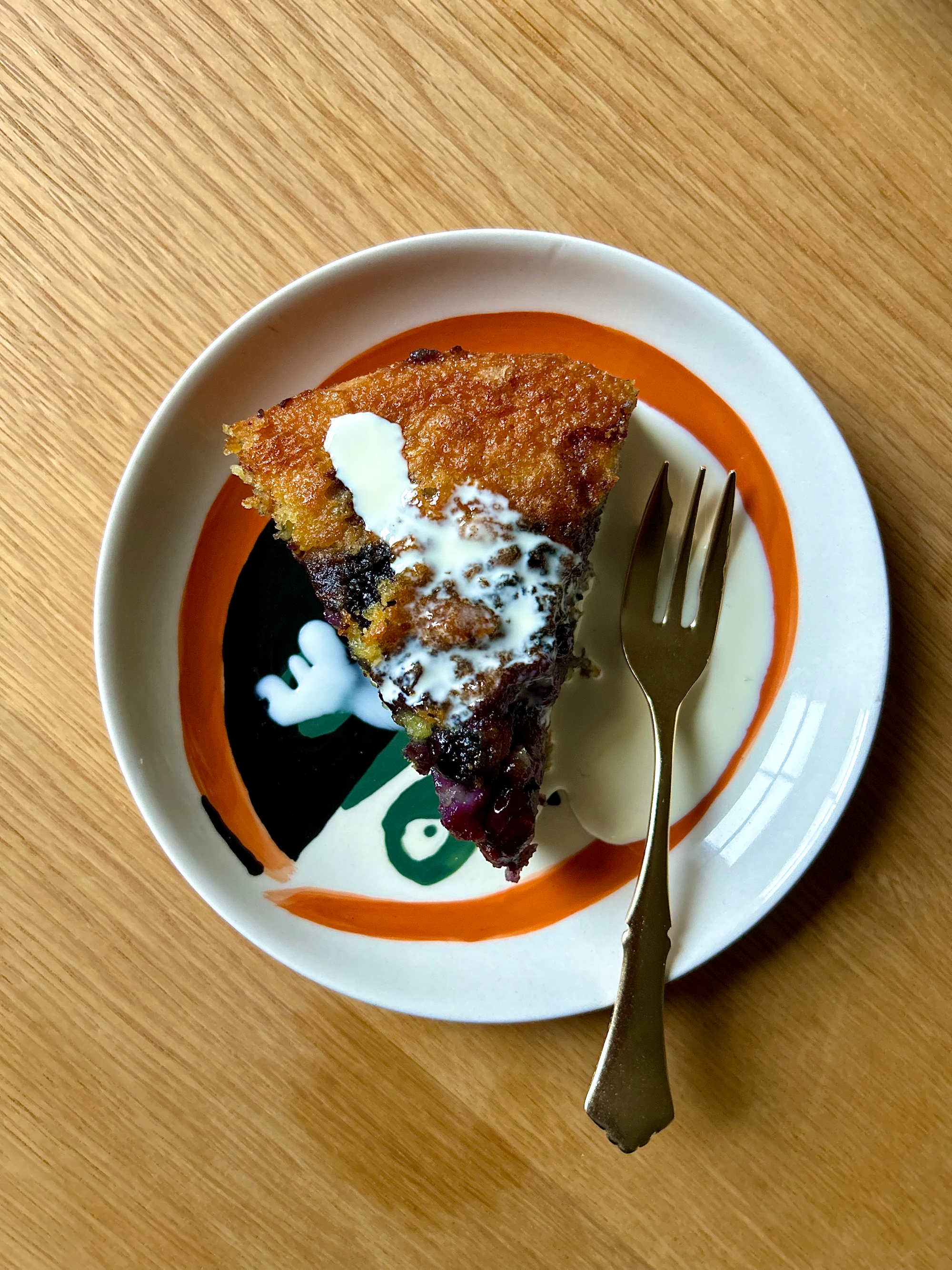 Corn and blueberry cake with cold cream